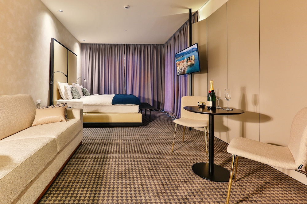 Hotel Kalos 46/64