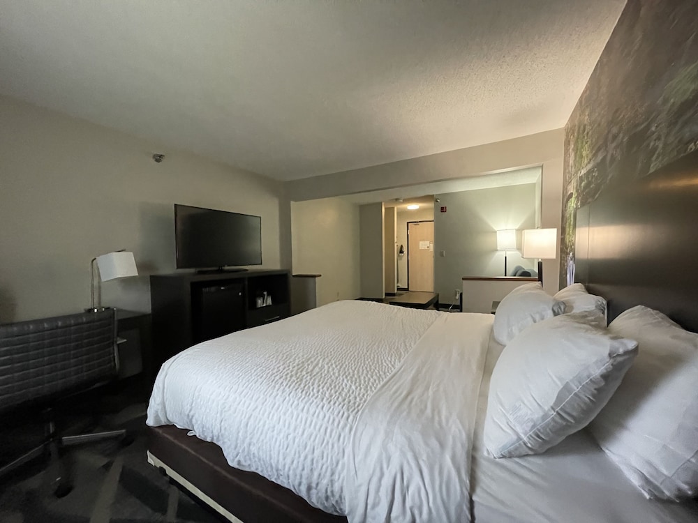 Clarion Pointe Fairborn near Wright Patterson AFB 5/25