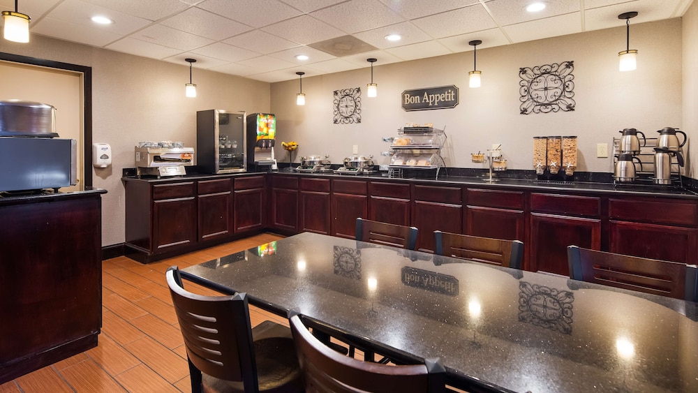 Best Western Plus Russellville Hotel & Suites 21/32