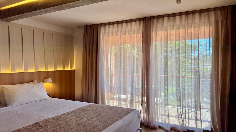 Premium, Family, 1 Single and 2 Queen Beds