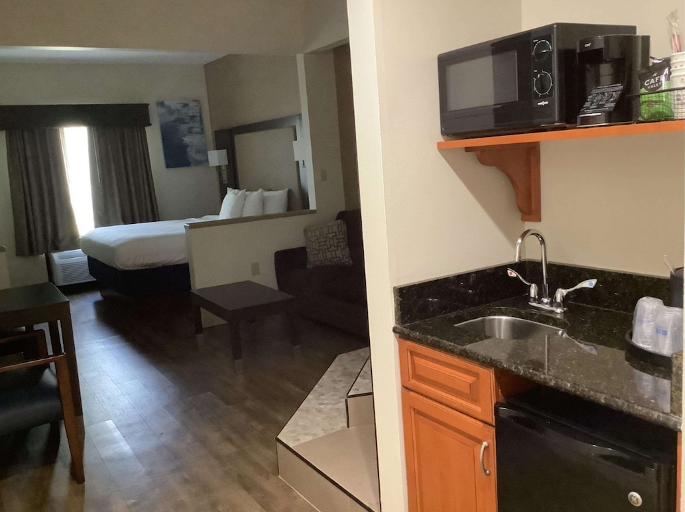 Best Western Plus Madison Inn 33/53