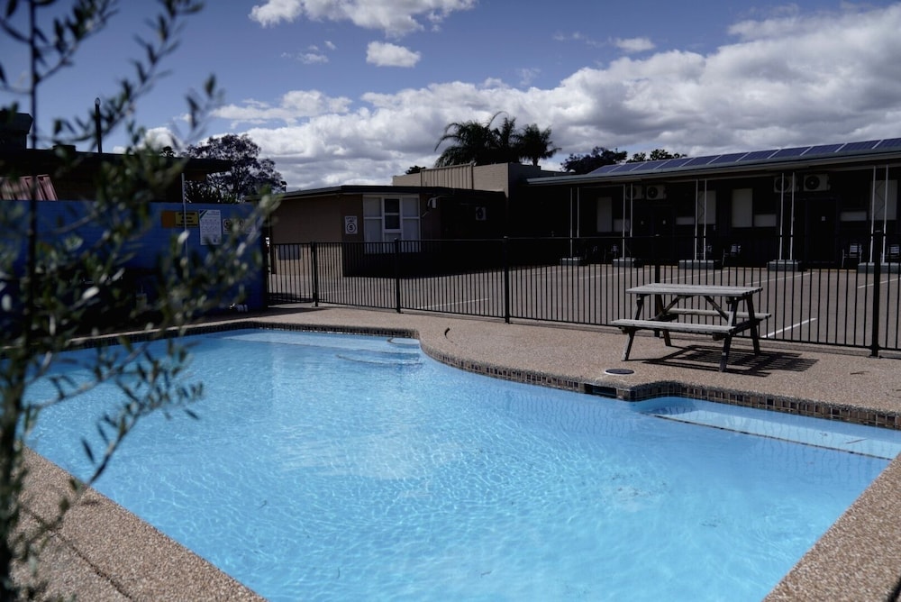 Country Motor Inn 7/36