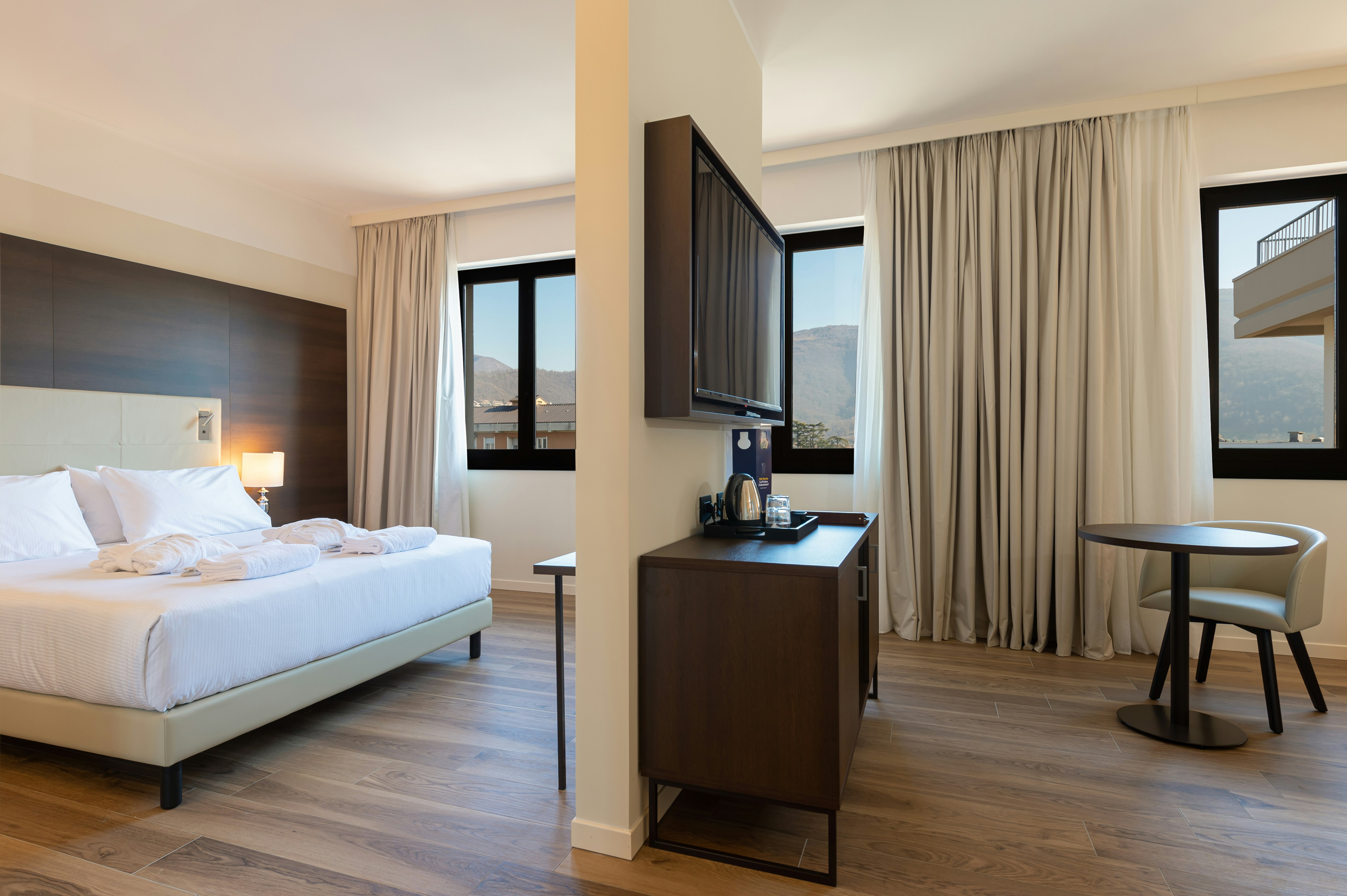 JUNIOR SUITE, KING BED