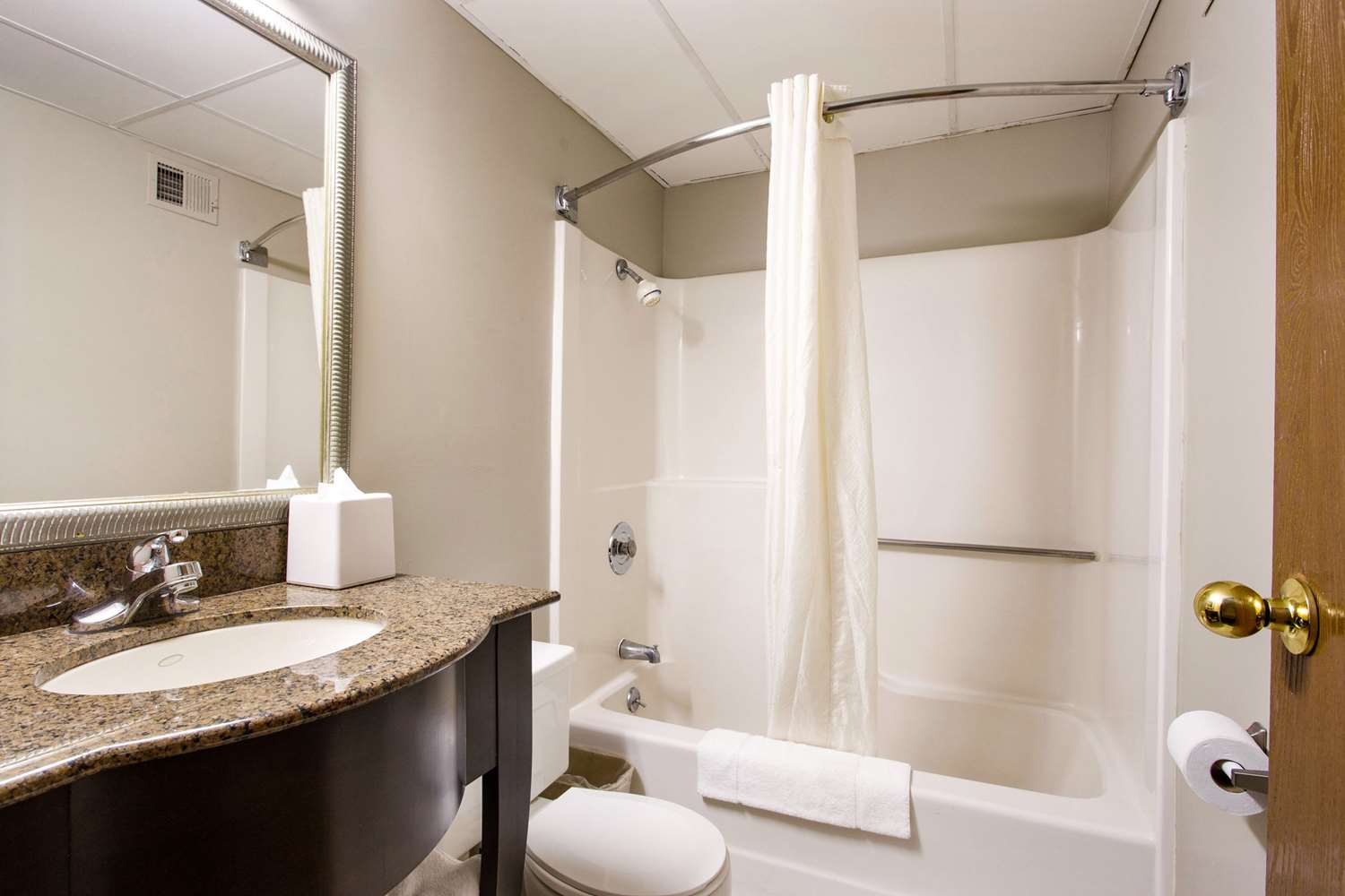 غرفة بسرير كوين للمدخنين، Red Lion Inn & Suites Olathe Kansas City 2/2