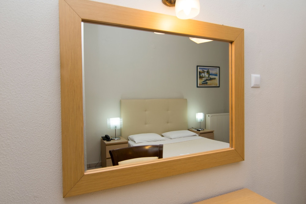 SAN NECTARIOS HOTEL 49/50