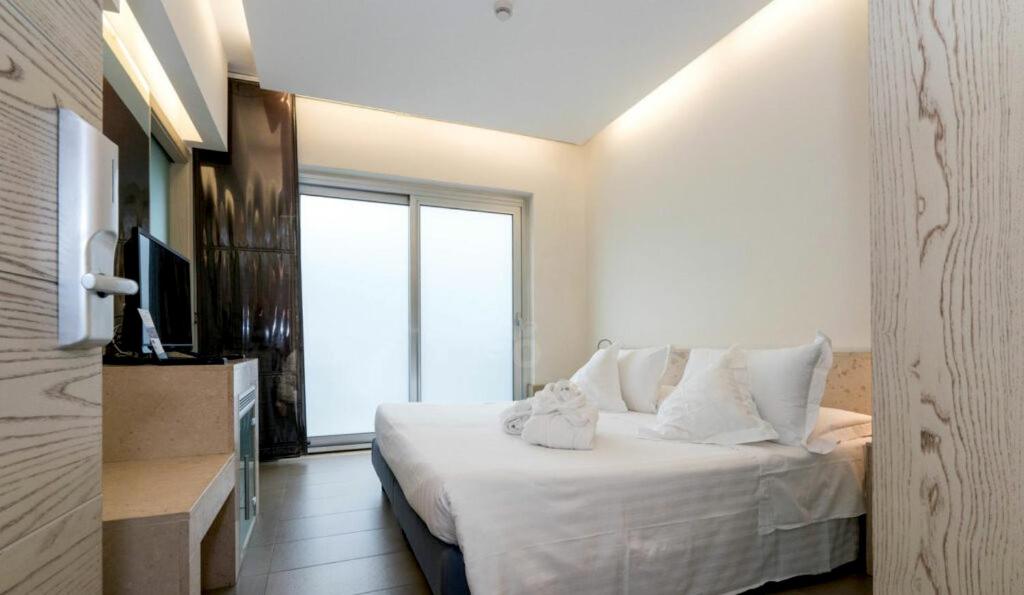 ROOM, DOUBLE OR TWIN BED, BALCONY