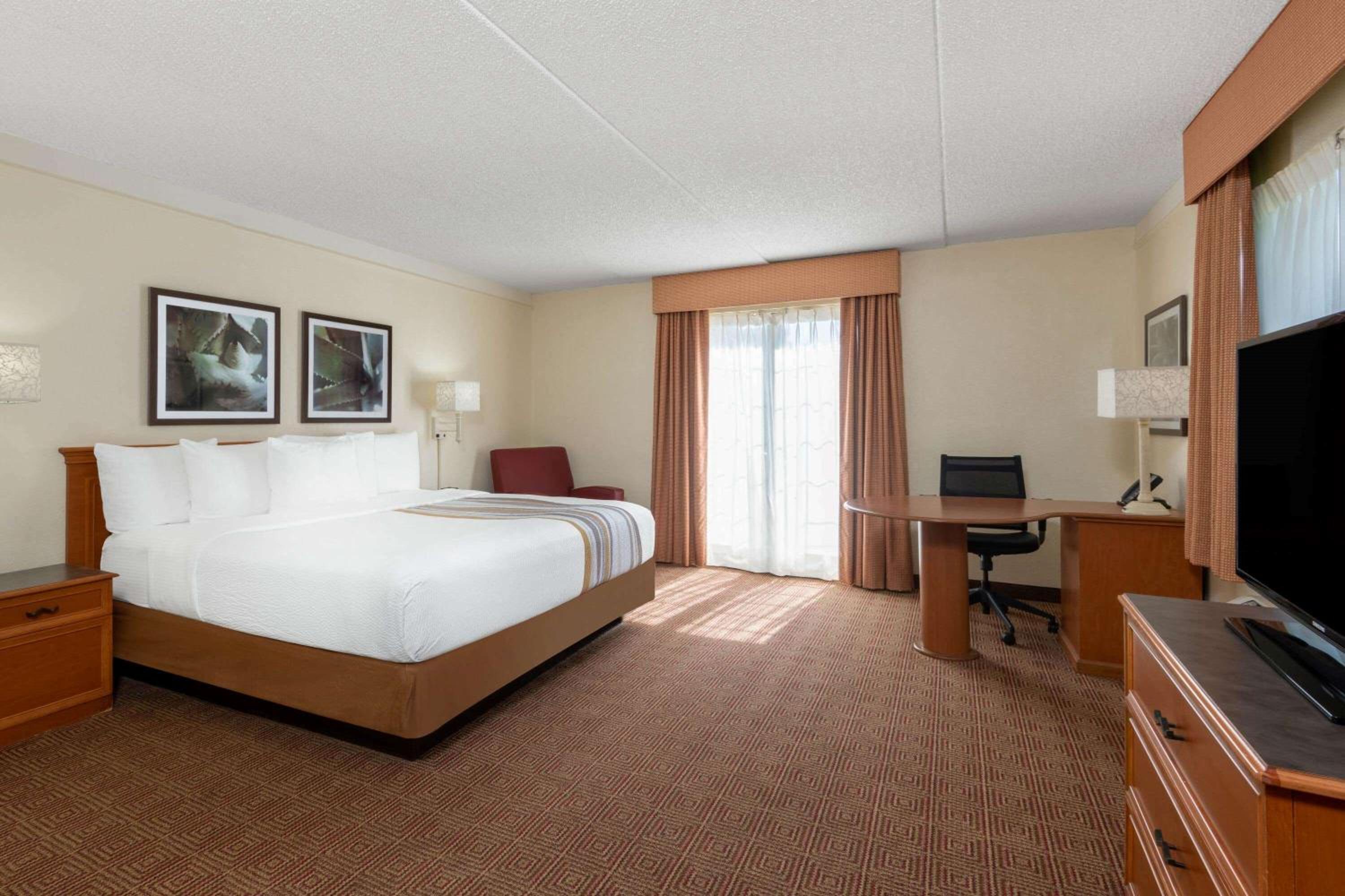 غرفة تنفيذية بسرير كينج، La Quinta Inn by Wyndham Deerfield Beach I-95 at Hillsboro E 2/6