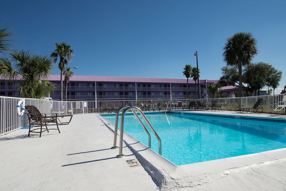 Howard Johnson by Wyndham Orlando Lake Buena Vista South 24/47