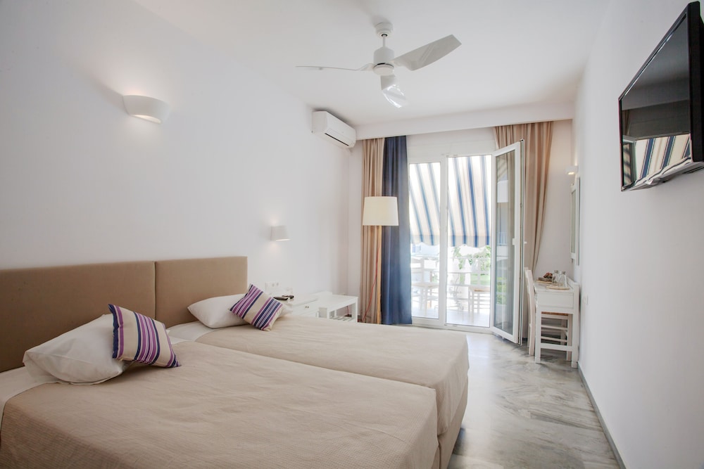 Polos Hotel Paros 27/90
