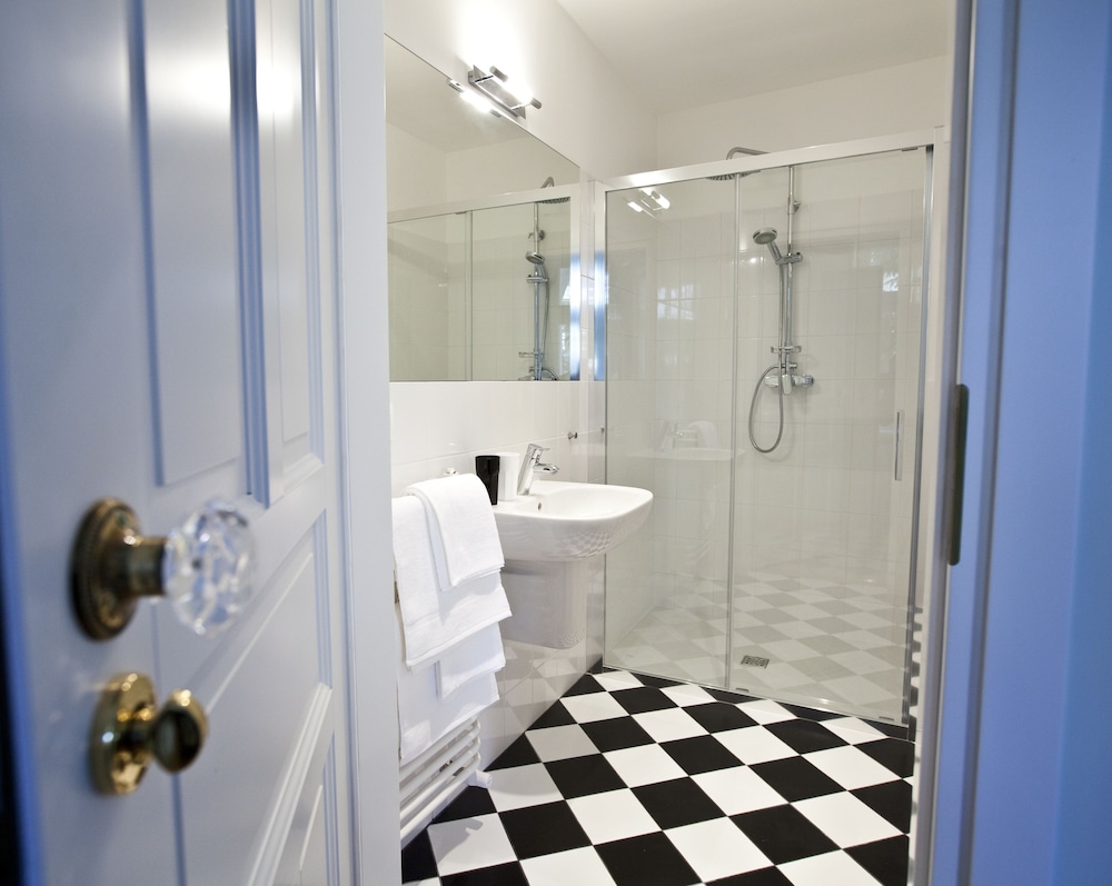 CRYSTAL SUITES CHEZ HELENA 62/64