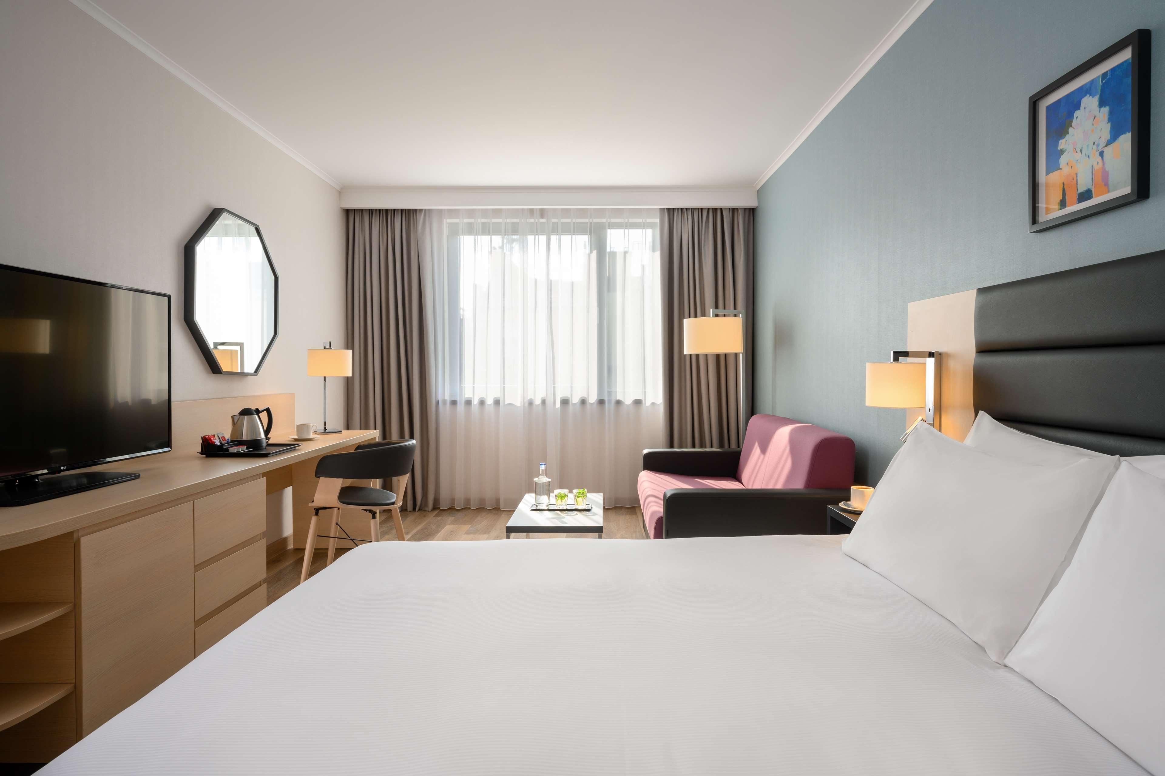 CONNECTING, FAMILY, KING AND QUEEN BED