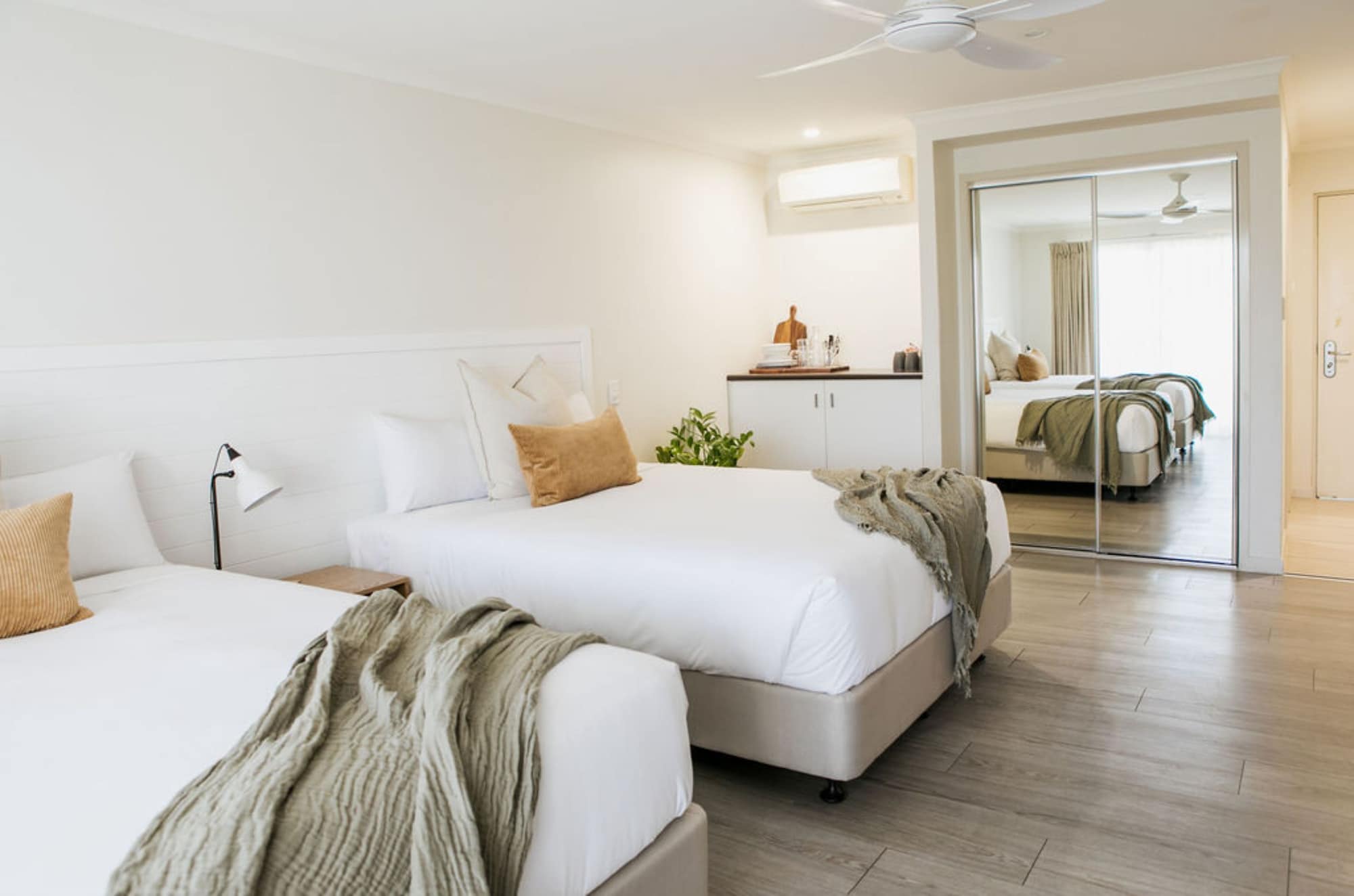 ROOM, TWIN BEDS