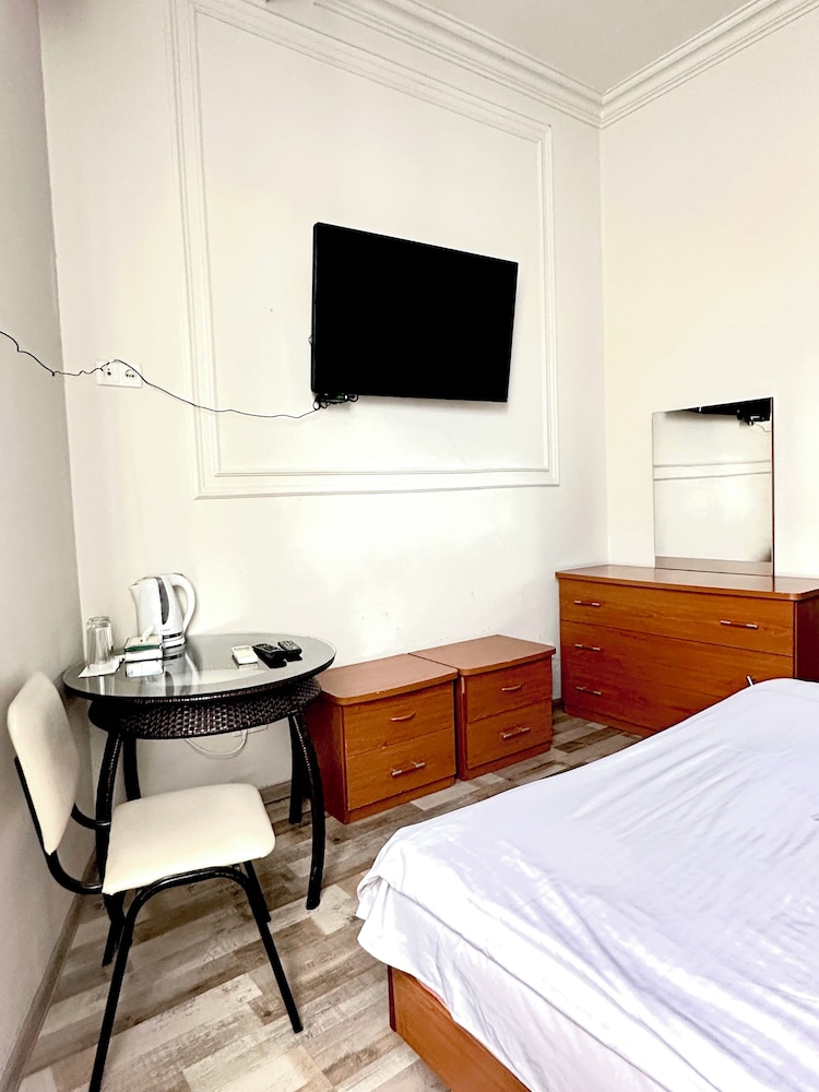 Bella Hotel 12/50