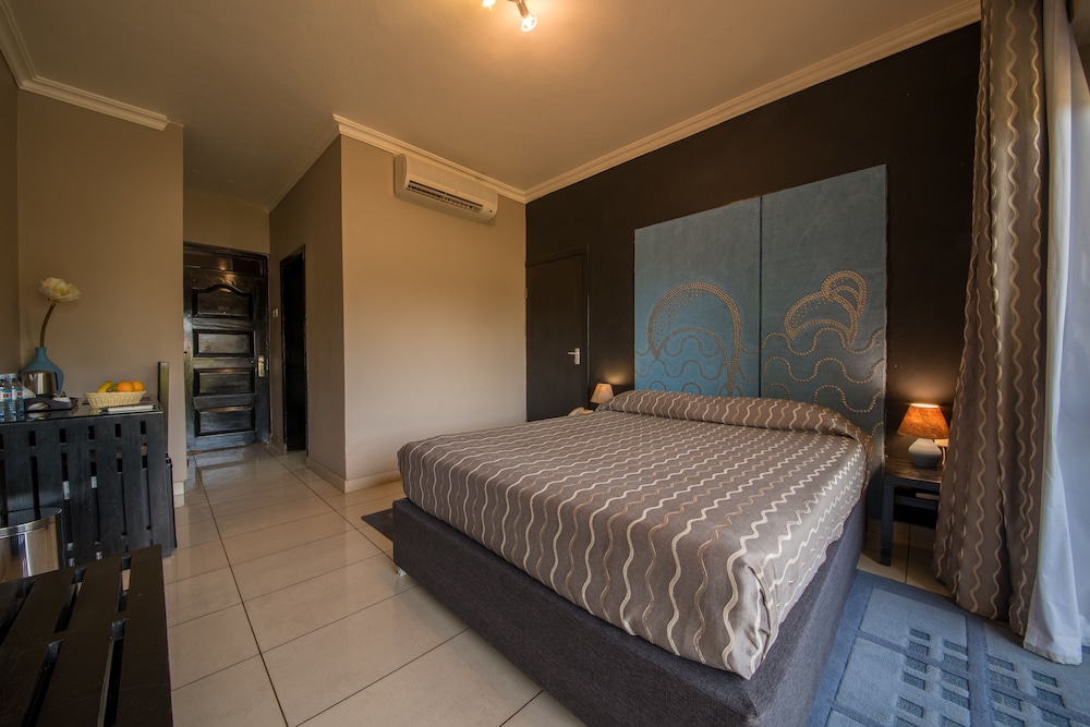 Dolphin Suites 22/63