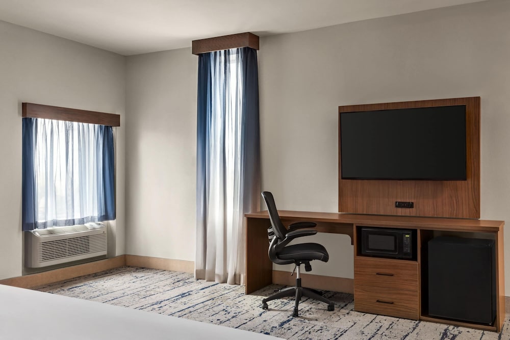 La Quinta Inn & Suites by Wyndham Austin South 49/53