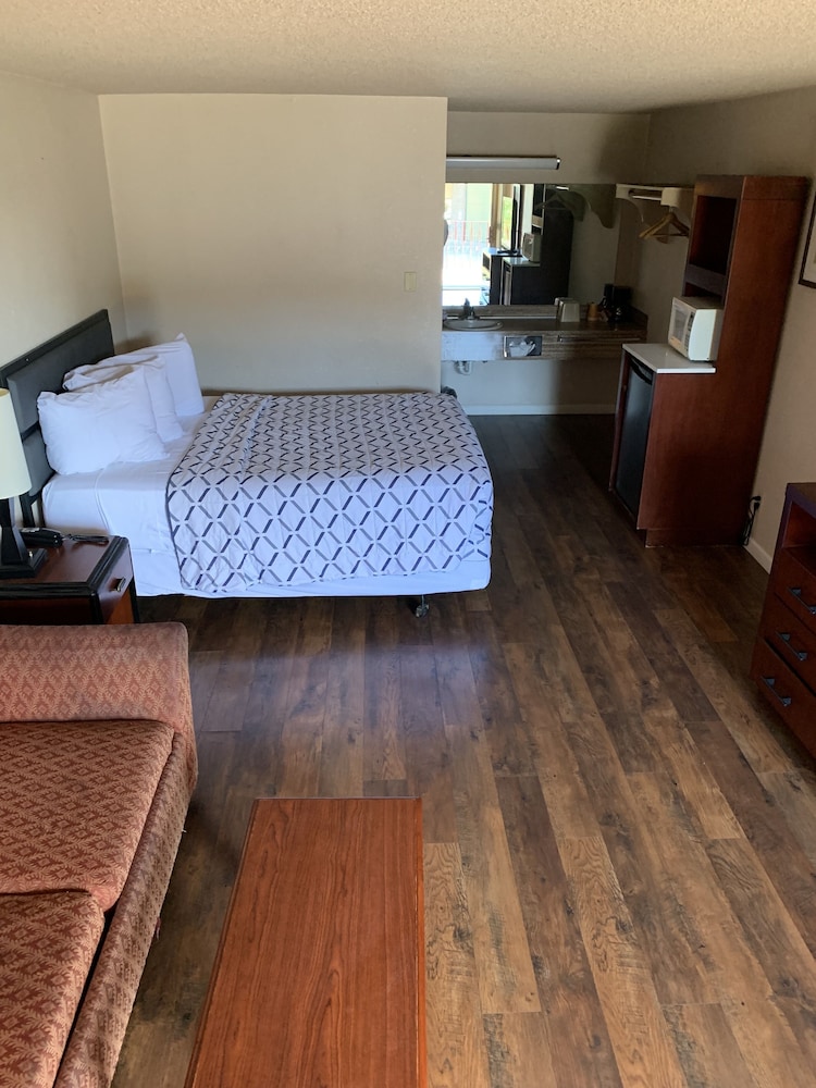 Smokey Point Motor Inn 32/69