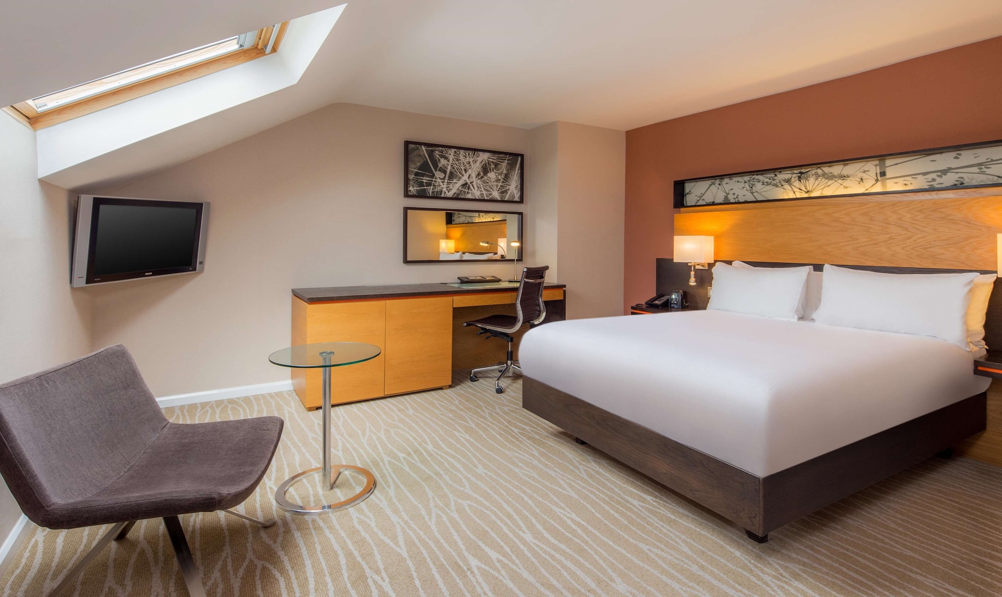 DELUXE, QUEEN BED