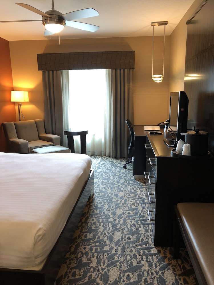 Holiday Inn Express Amp Suites North Dallas At Preston 17/48