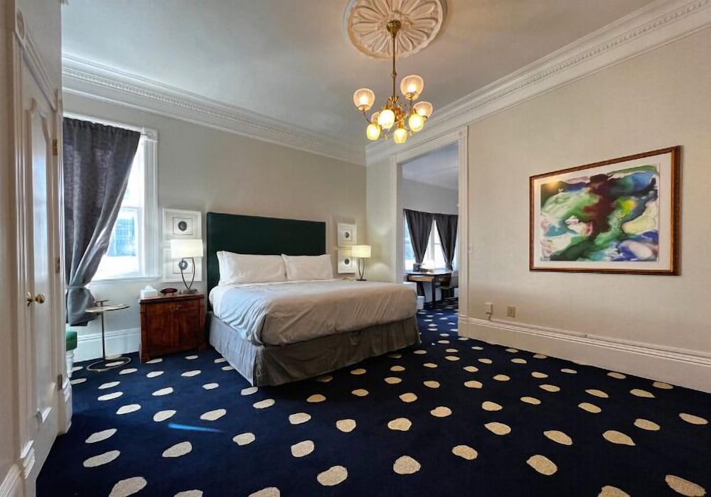DELUXE, KING BED