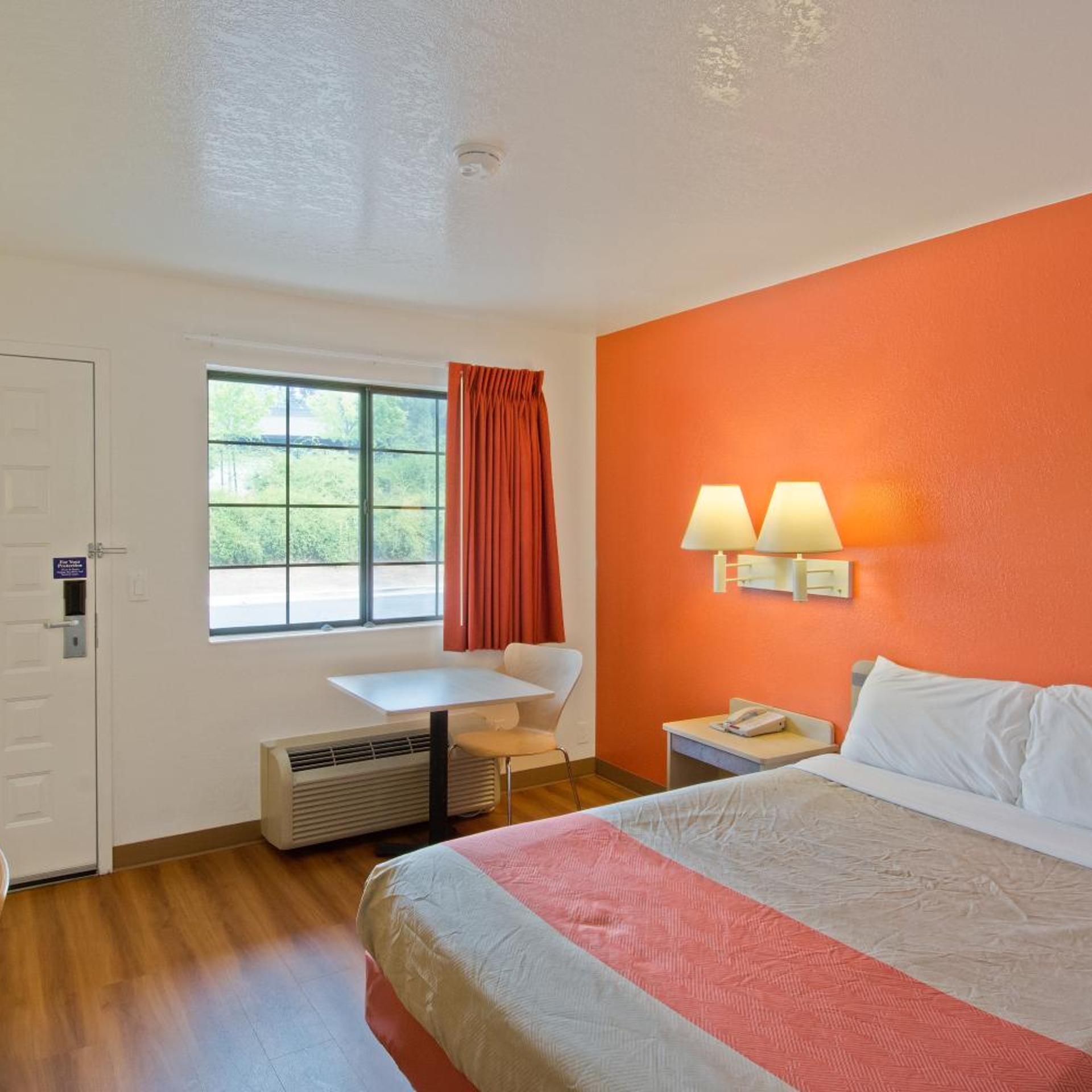 1 Queen Bed - ADA/RI Shower