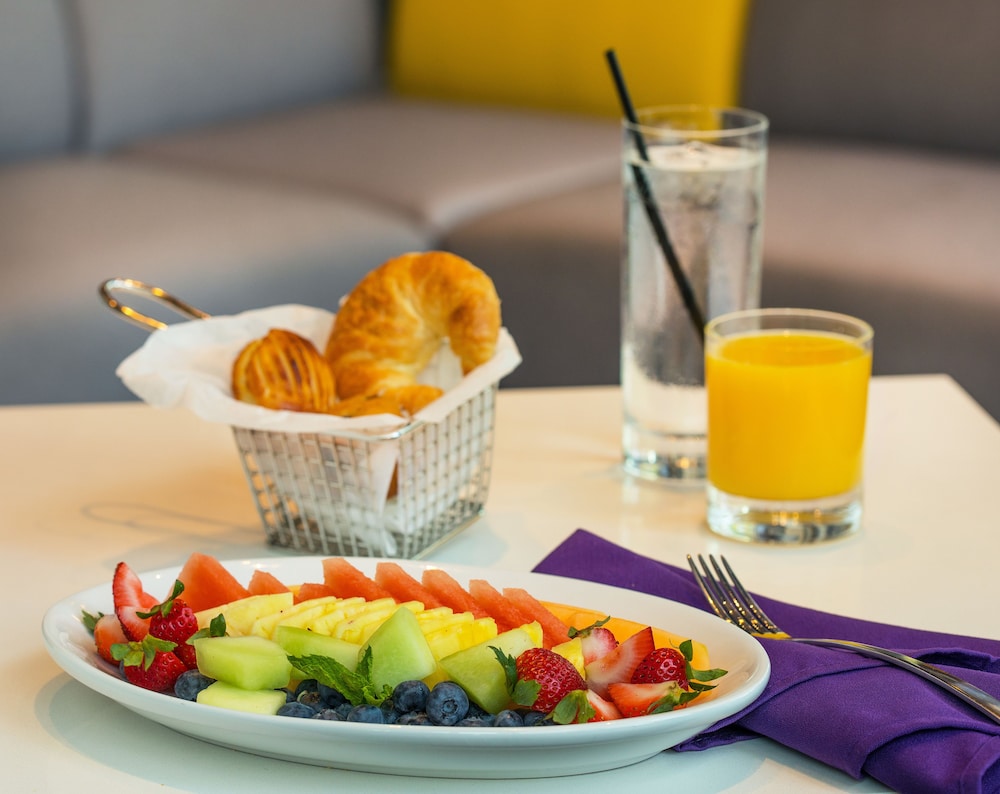 YOTEL Boston, Select by Hilton 67/79