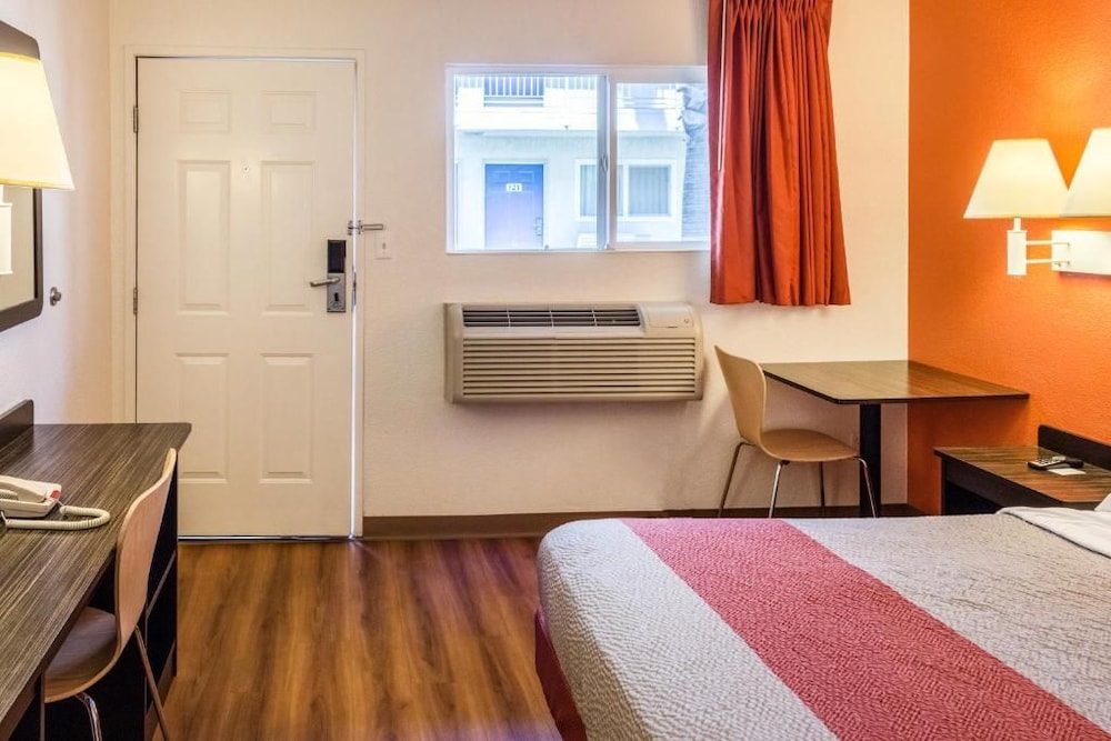 Motel6 Bakersfield, CA - East 21/39