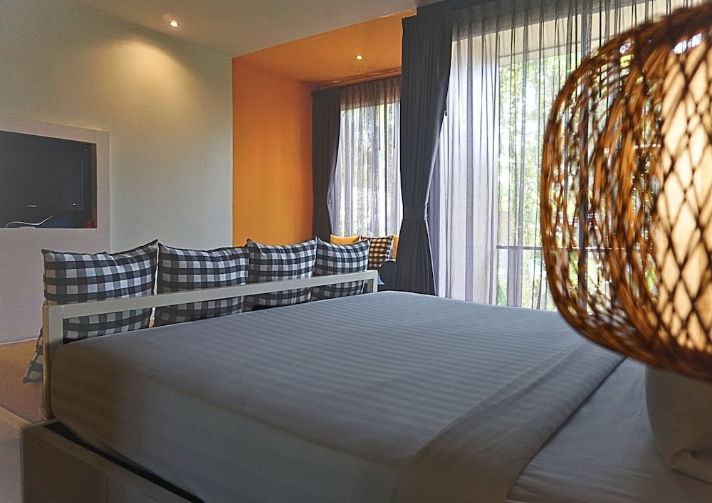 THE SIGNATURE PHUKET RESORT AND RESTAURANT 33/70
