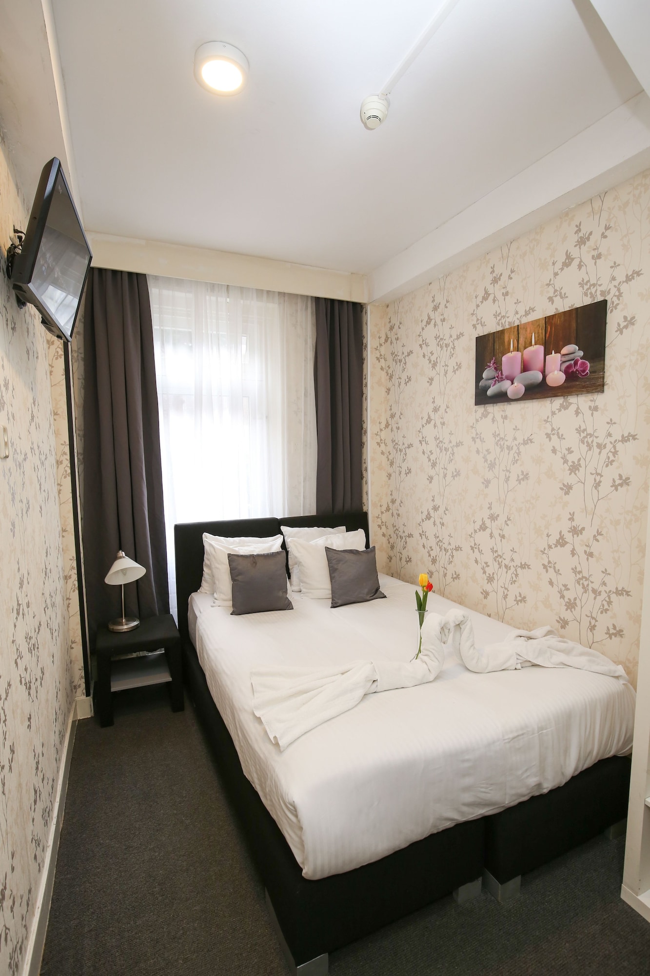 ROOM, DOUBLE BED, PRIVATE BATHROOM, SMALL
