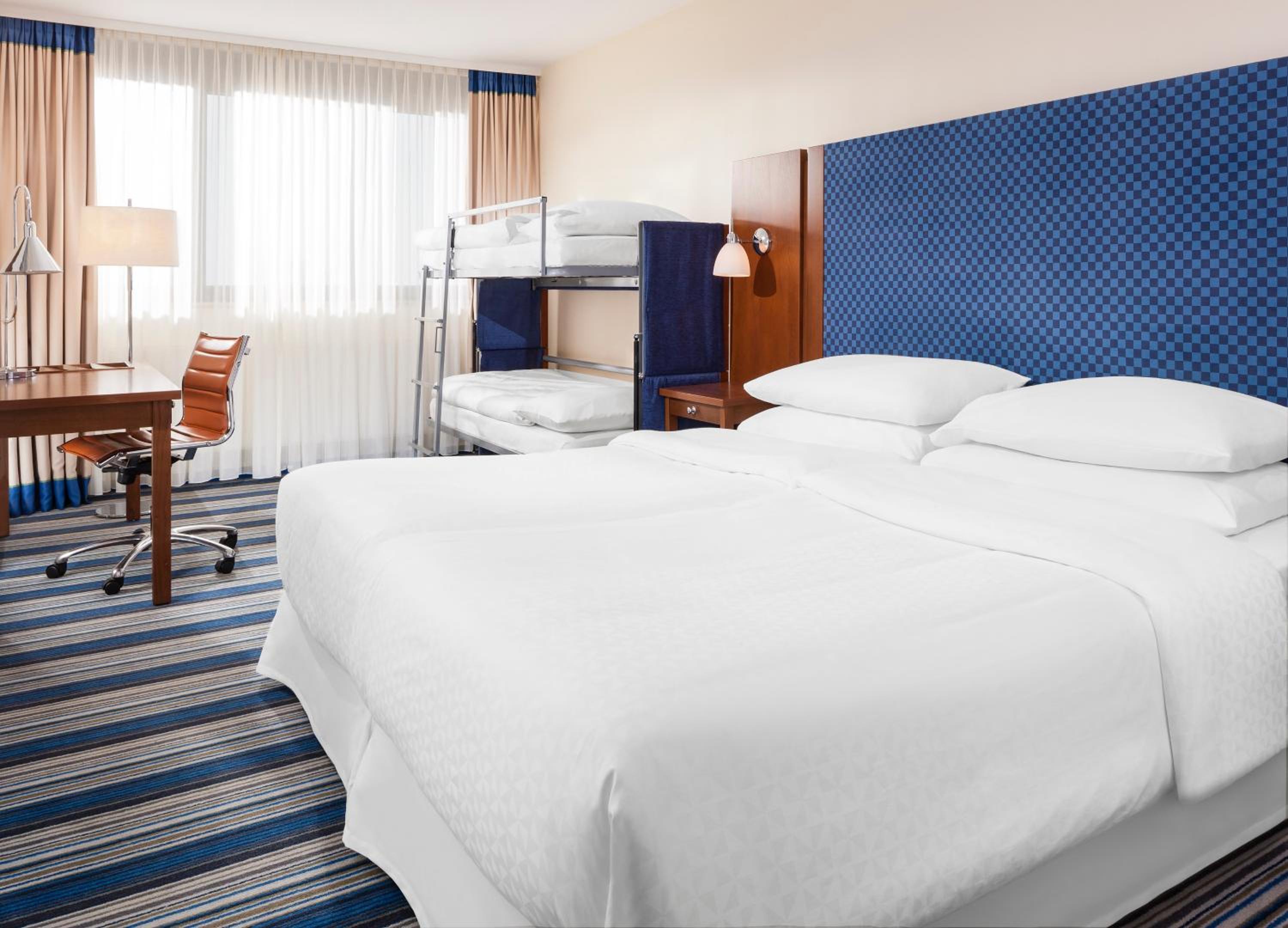 Room, Quadruple, Double Bed, Arthotel ANA im Olympiapark 3/5