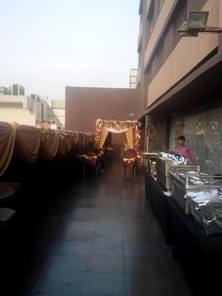 CASPIA HOTEL NEW DELHI SHALIMAR BAGH 64/67