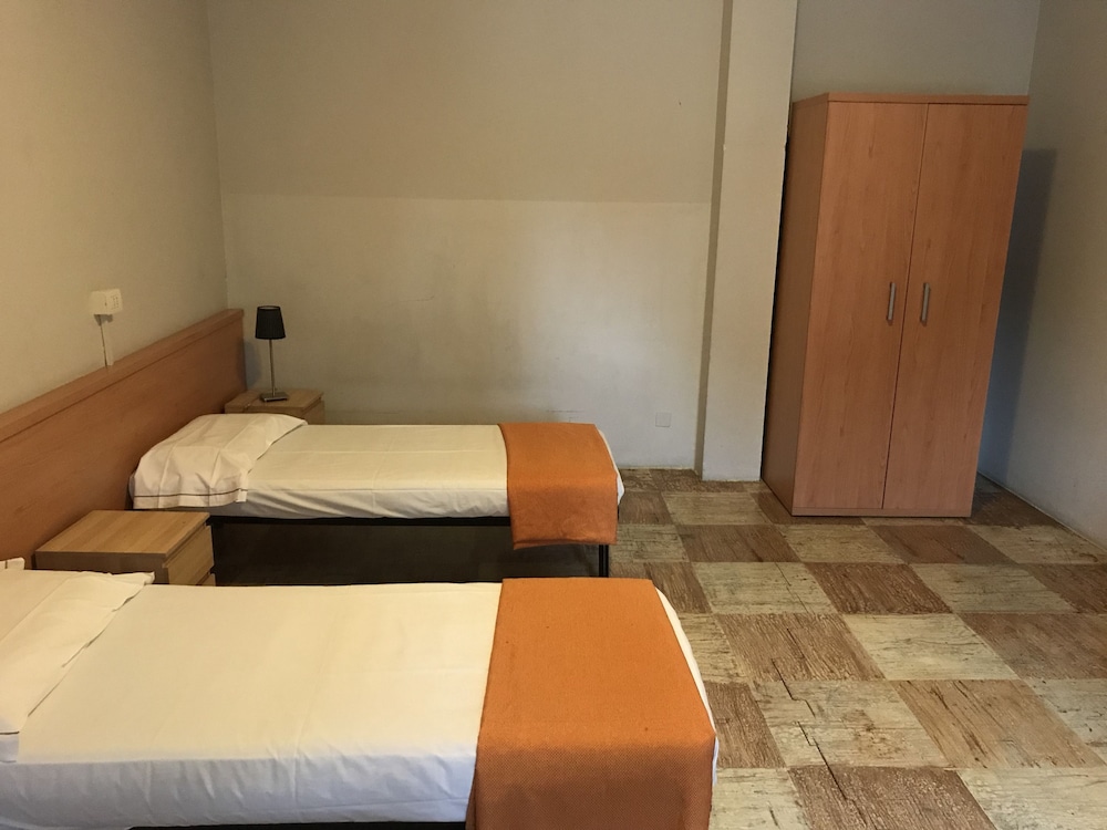 DOUBLE OR TWIN BED, SHARED BATHROOM