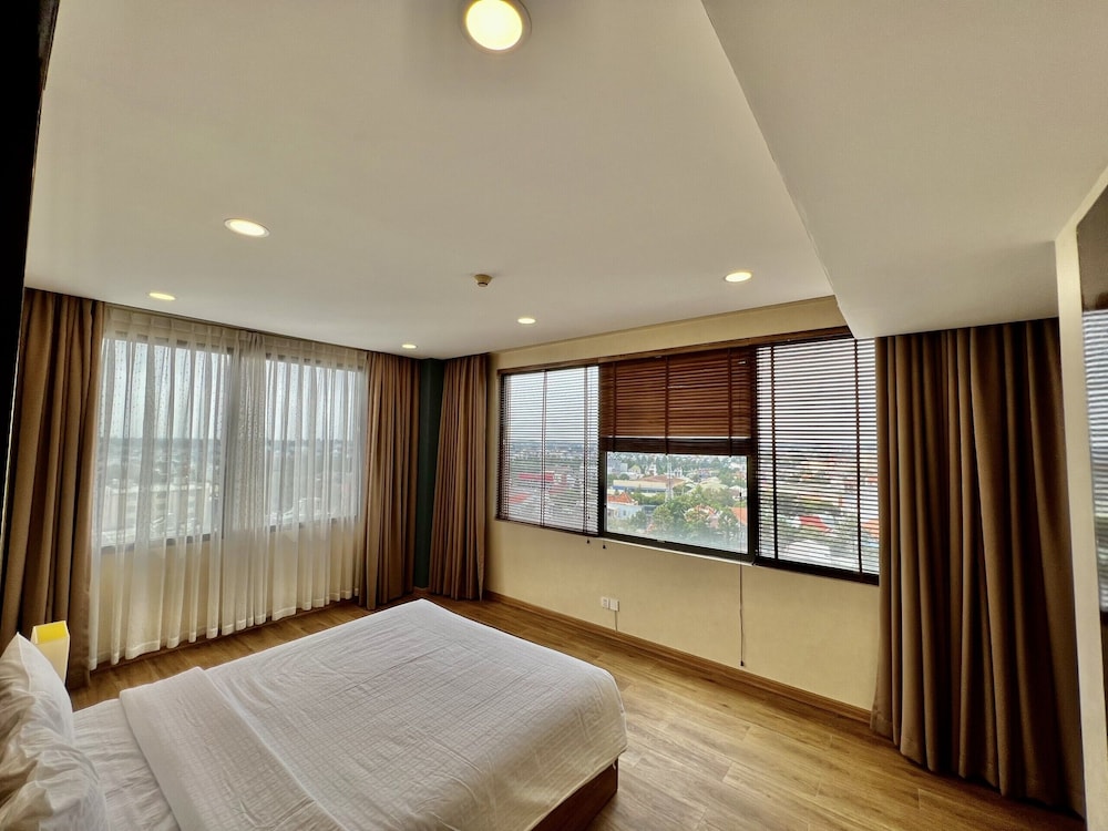 Aurora Hotel Plaza 30/71