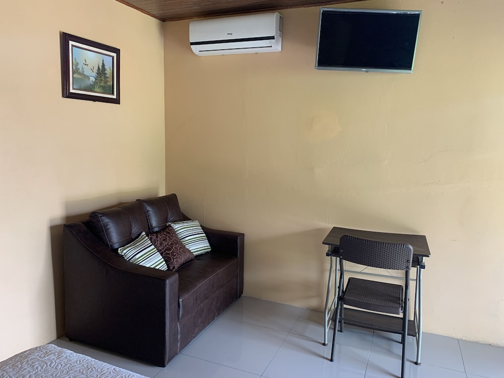 Aunty Arenal Lodge 25/50