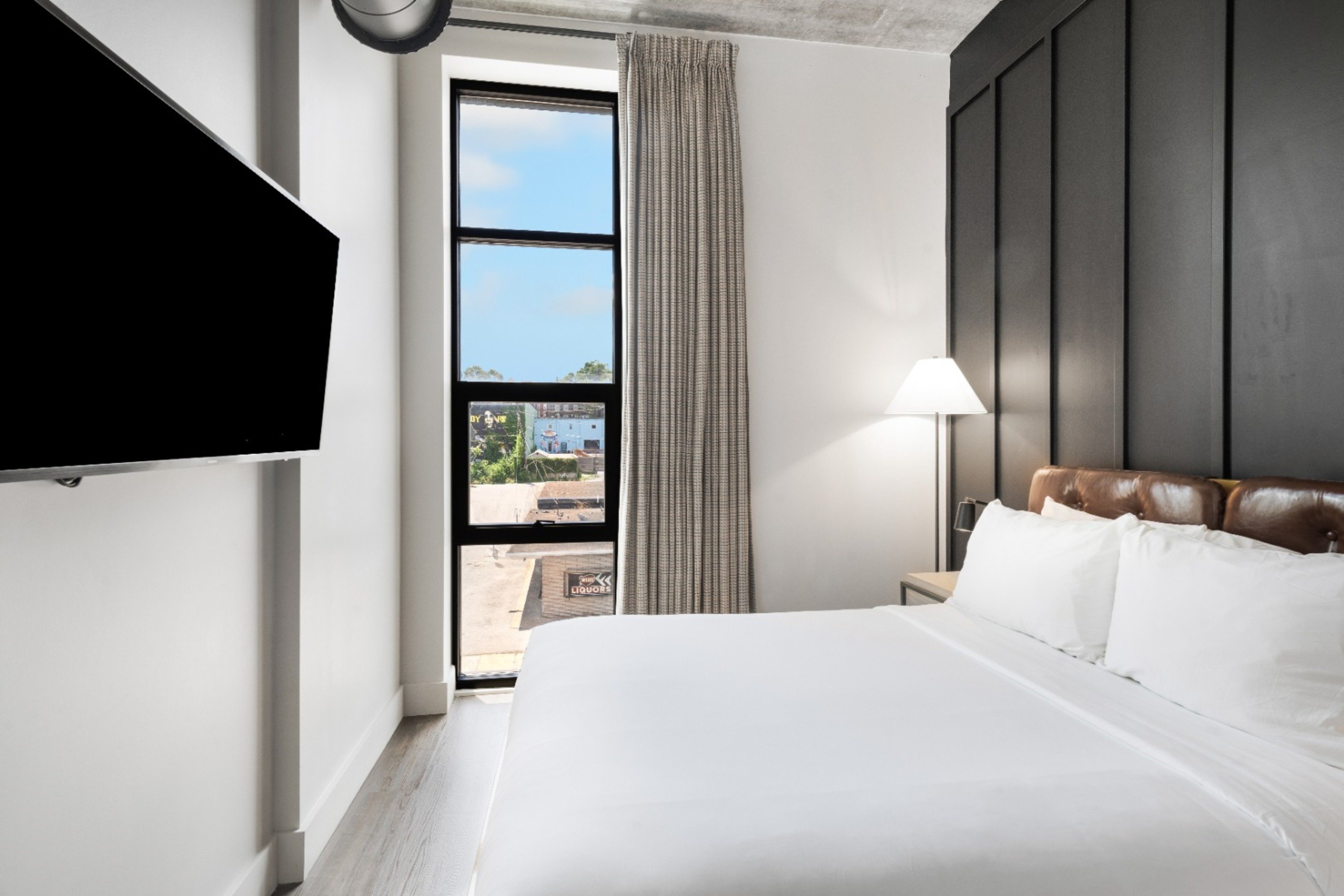 2 BEDROOMS, SUITE, KITCHENETTE