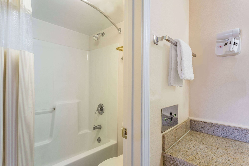 Days Inn By Wyndham Ashland 32/32