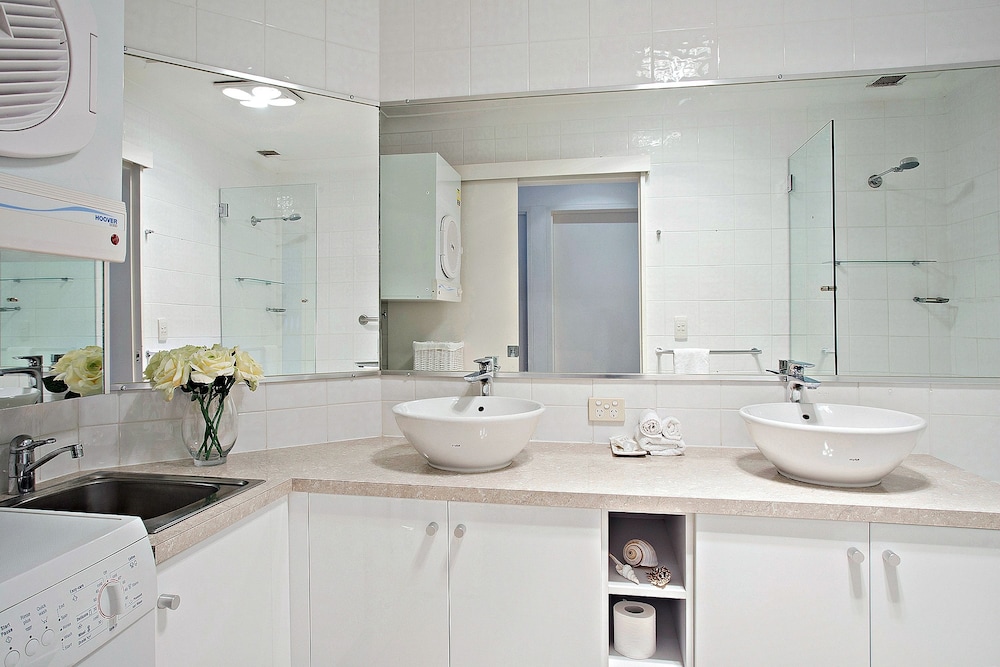NOOSA SHORES RESORT 12/70