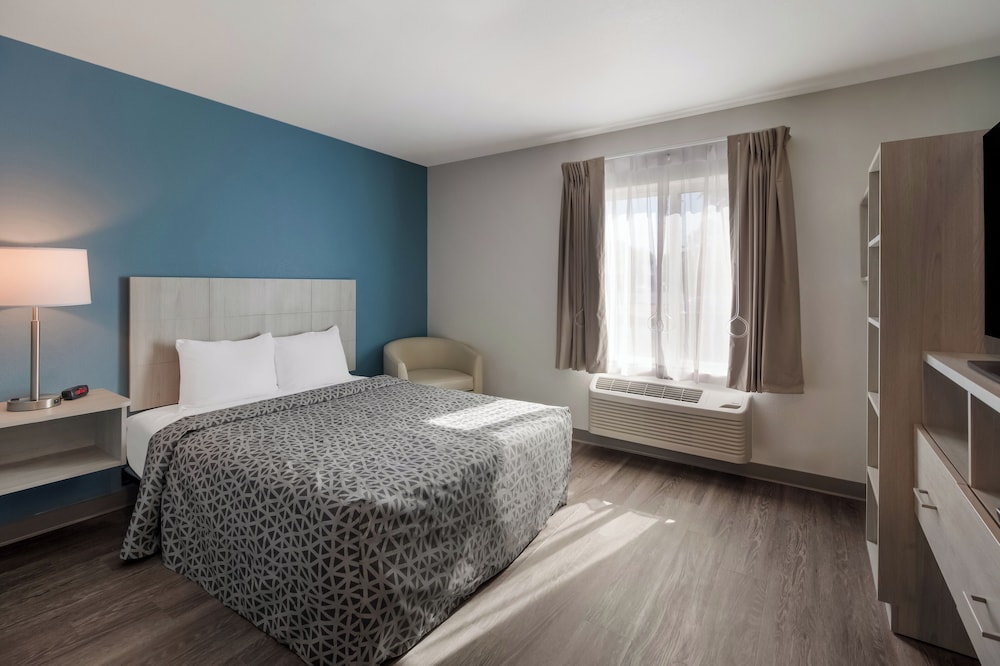Suite, Queen Bed, Sofa, Accessible