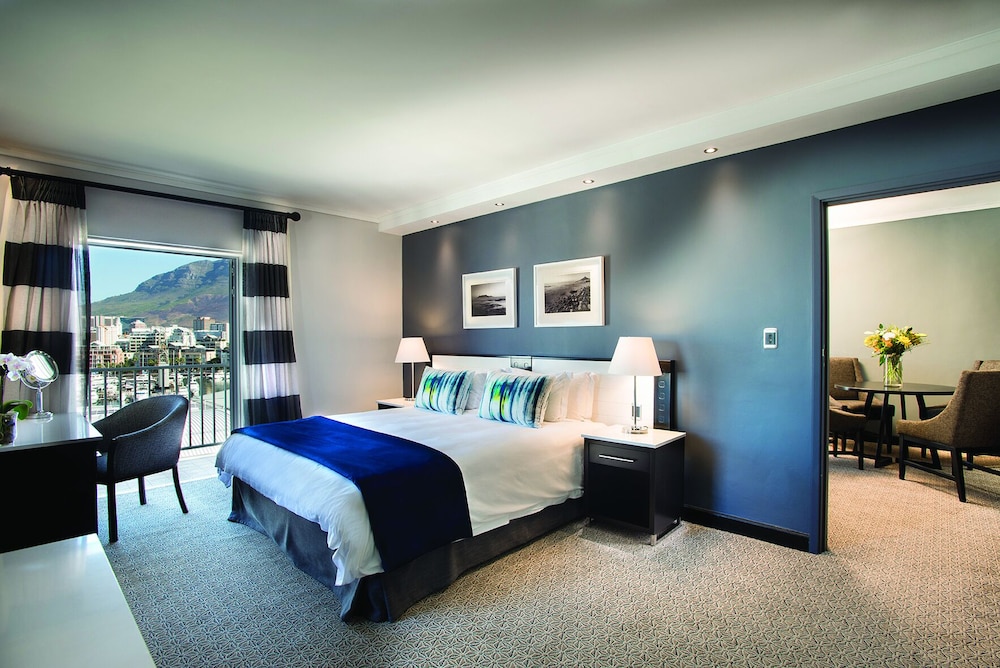 The Commodore Hotel 17/62