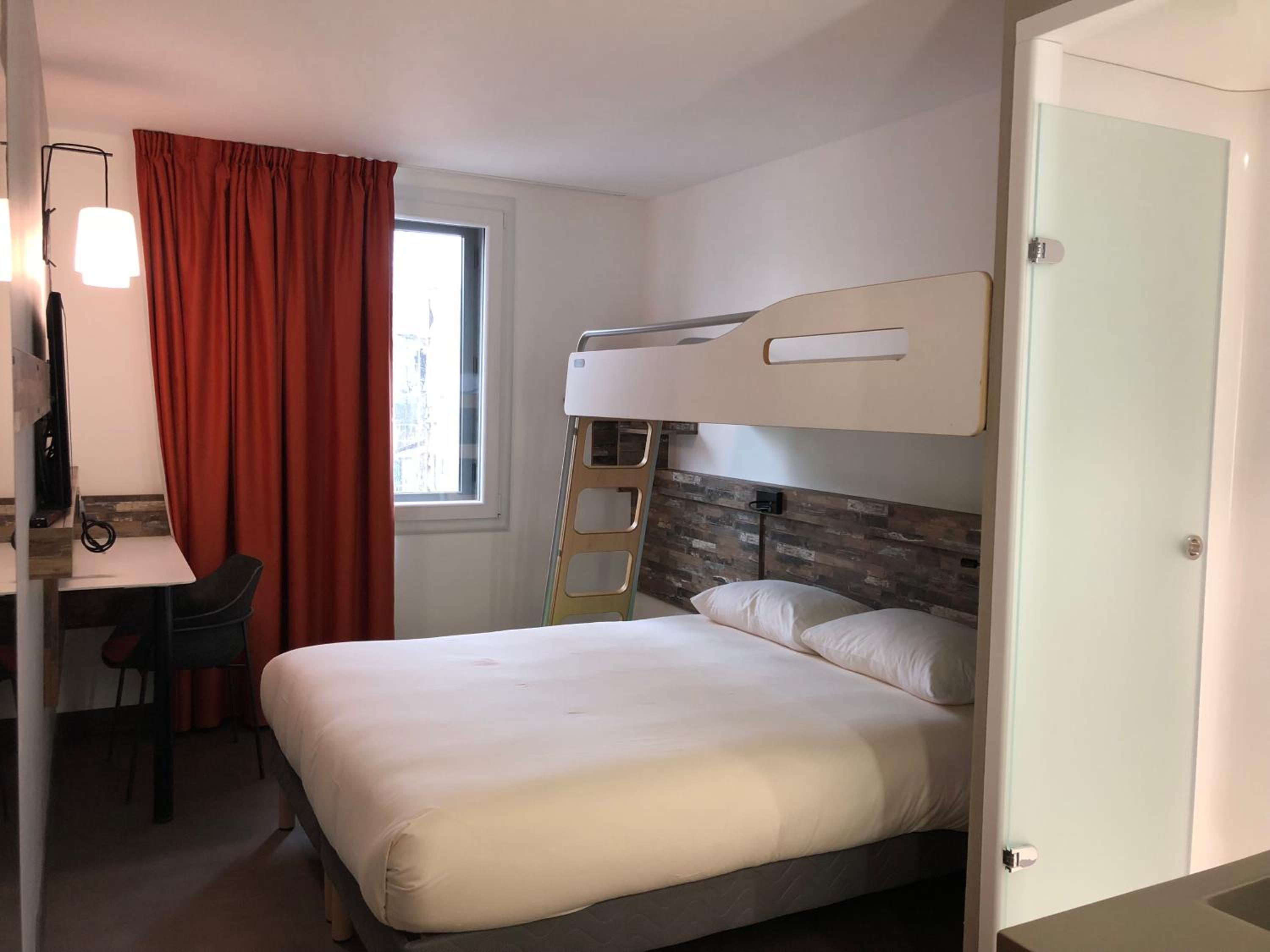 غرفة ثلاثية بسرير مزدوج وسرير بطابقين، Ibis Budget Annecy Poisy 10/10
