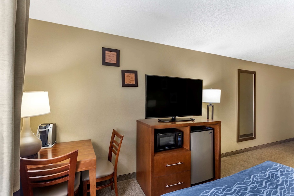 Comfort Inn Gurnee near Six Flags 31/35