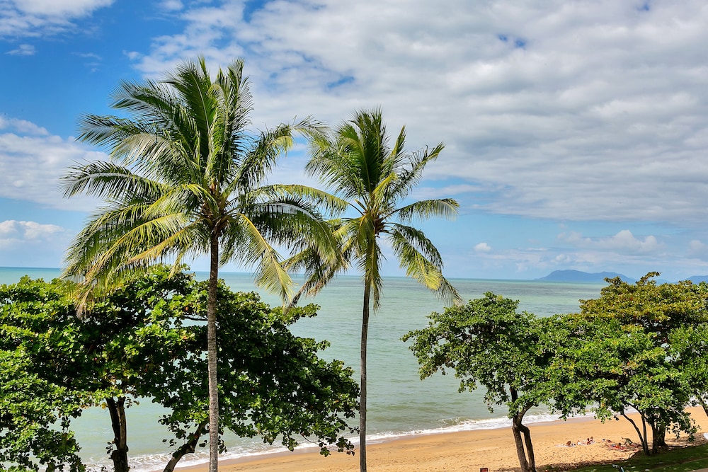 Beachfront Apartments On Trinity Beach 34/50