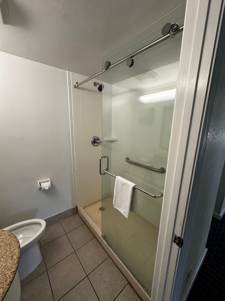 Ramada By Wyndham Virginia Beach 36/37