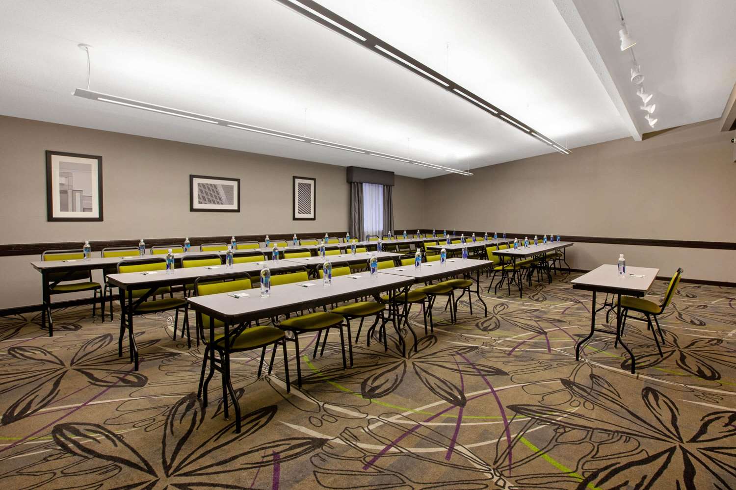 La Quinta Inn & Suites by Wyndham Detroit Metro Airport 50/55