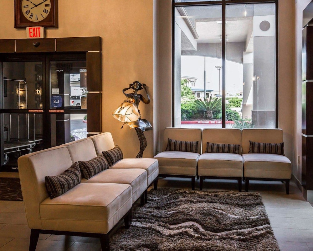 Spark by Hilton Stafford Sugar Land 25/40