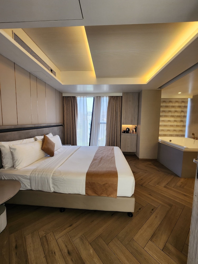 غرفة غراند بريميوم بسرير كينج بحوض استحمام، Dragonfly Hotel 2/4
