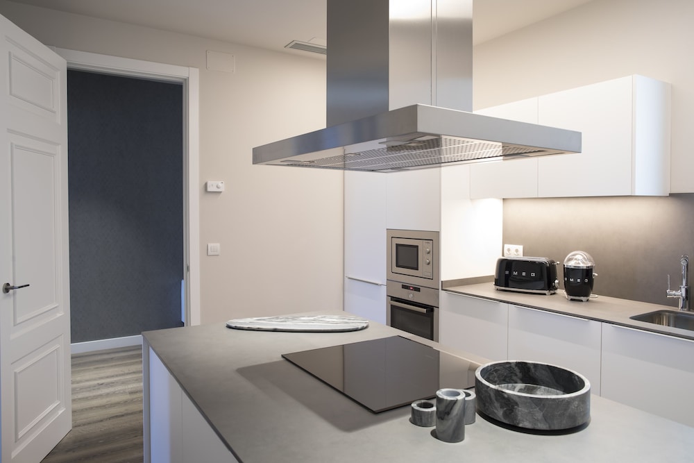 CASAGRAND LUXURY SUITES 61/76