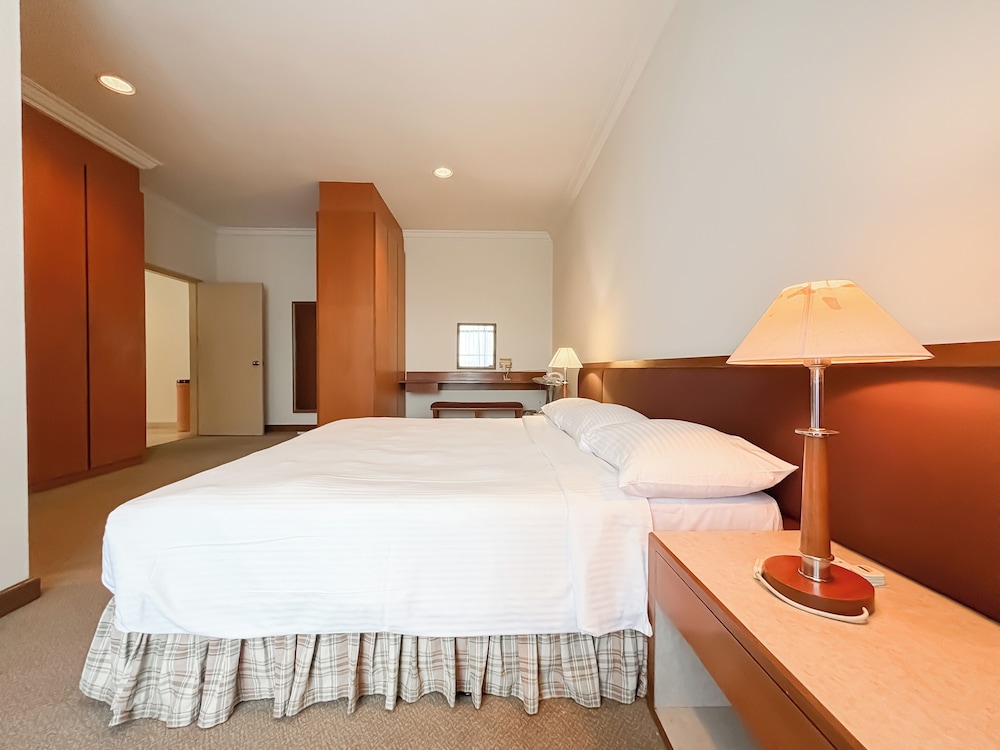 THE MAPLE SUITE 13/50