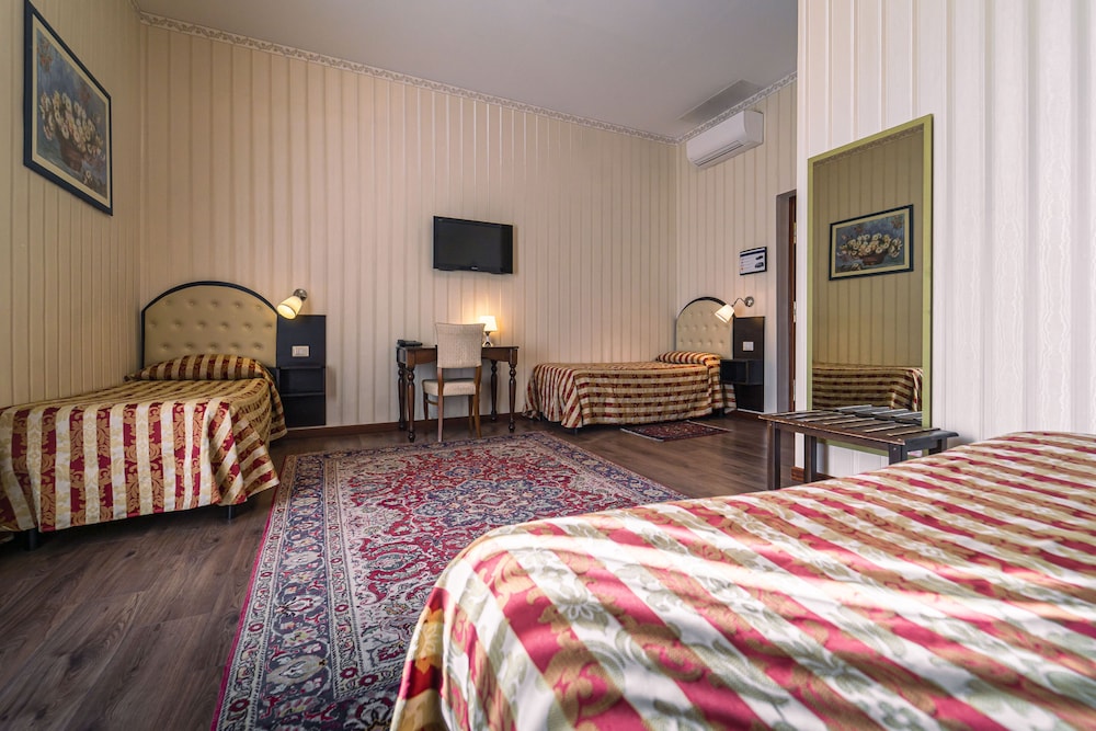 ROOM, QUADRUPLE