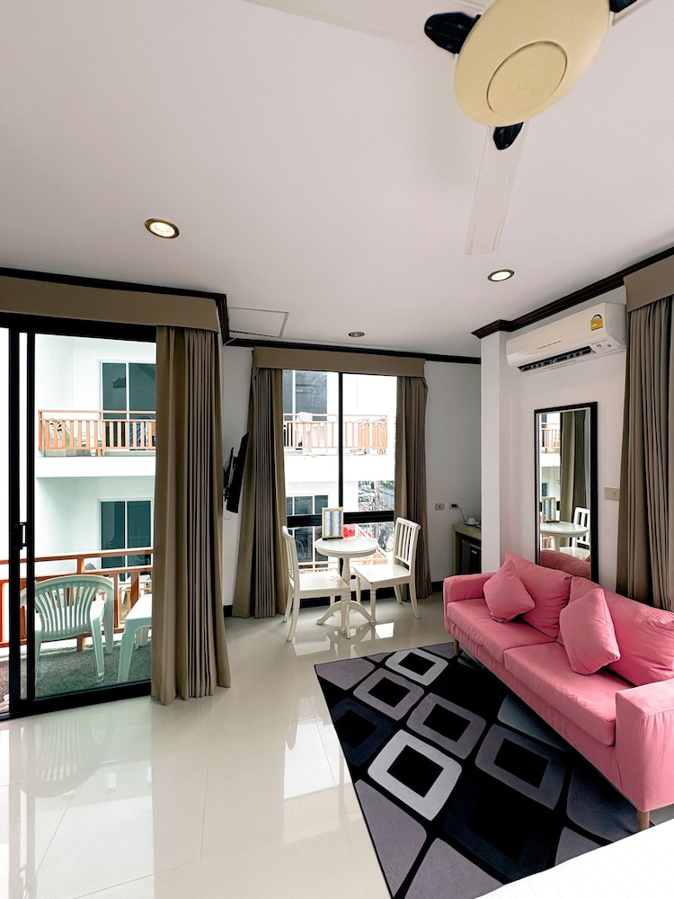 Kata Beachwalk Hotel And Bungalows 50/74