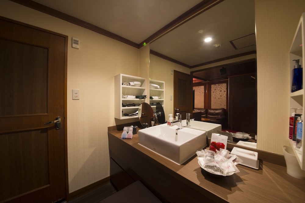 Hotel Love 50/50